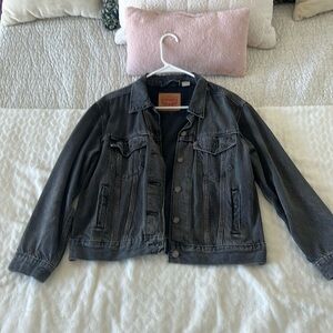 Levi’s 90s Trucker Jean Jacket. Size: M